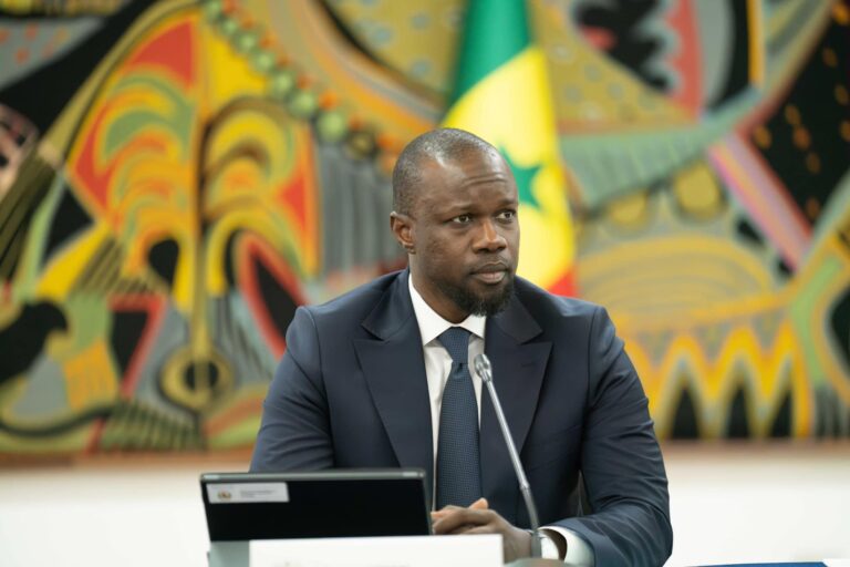 Lire la suite à propos de l’article Ousmane Sonko, mine de rien c’est une maitrise en droit, un Enarque ( major à l’entrée et à la sortie), un DEA en finances publiques et fiscalité, un master 2 en finances publiques, et un doctorant en droit public.
